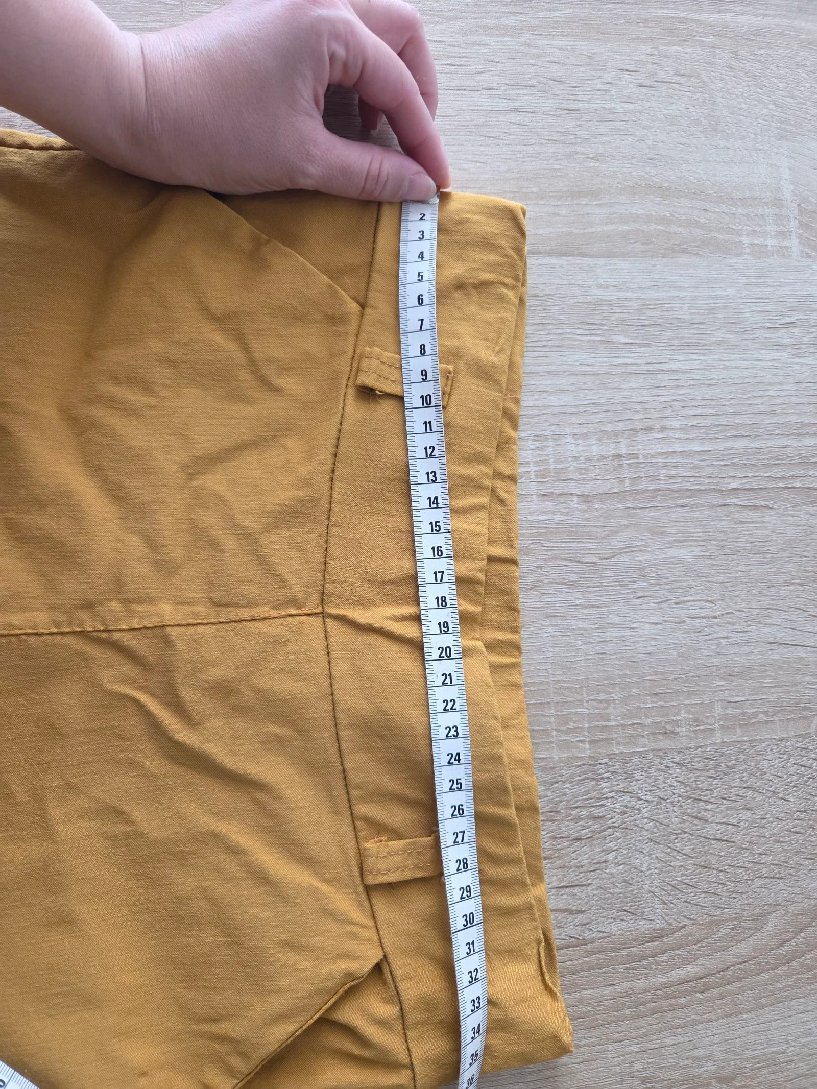 Pantalón color mostaza con bolsillos material elástico talla 36/38 aproximadamente – photo 3